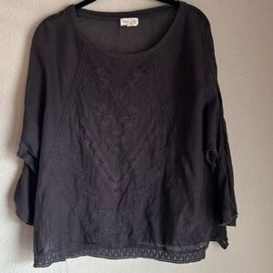 Meadow Rue Anthropologie lagenlook top Women's Size Medium gray embroidered